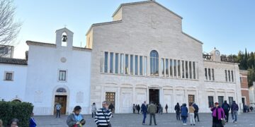 Santuario di Padre Pio. Giunti in Italia con i barconi oggi tra i 12  apostoli nella lavanda dei piedi - Tele Radio Padre Pio